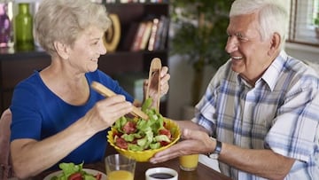 Los trucos que ayudarán a mejorar el apetito de los adultos mayores en verano