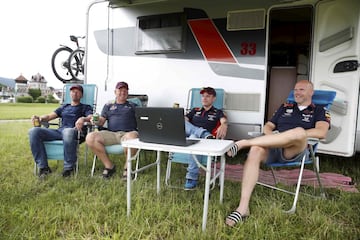 Arrancó la actividad en pista del GP de Austria de Fórmula 1, primera carrera de la temporada. Las gradas estarán vacías debido a la pandemia provocada por el coronavirus, sin embargo, los seguidores austríacos no quieren perderse el gran premio y lo disfrutan en los alrededores de Red Bull Ring a través de pantallas gigantes.