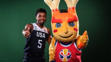 Donovan Mitchell, una de las estrellas de Estados Unidos, junto a la mascota del Mundial de China.