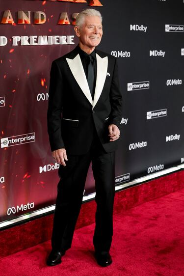 Stephen Lang posa en la alfombra roja del estreno de la película 'Avatar: Fire and Ash' en Los Ángeles.