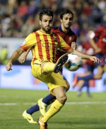 Cesc Fábregas con el balón.