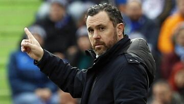 GRAF9569. GETAFE (MADRID), 15/12/2019.- El entrenador del Real Valladolid, Sergio González, da instrucciones a sus jugadores durante el partido de la liga de primera división correspondiente a la jornada 17, que tiene lugar en el estadio Col