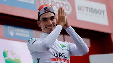 Juan Ayuso celebra en el podio su maillot blanco