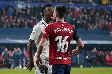 Trifulca entre Vinicius Junior y Moi Gómez. El árbitro Munuera Montero cierra la discusión con tarjeta amarilla para ambos jugadores.
