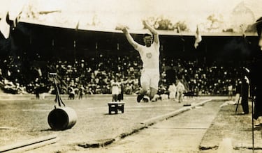 El estadounidense fue a la vez el gran héroe y el villano de los Juegos de Estocolmo'12. Ganador de pentatlón y decatlón, un año después le fueron desposeídas las medallas por profesionalismo, tras demostrarse que había cobrado 25 dólares por semana en un equipo modesto de las ligas americanas de béisbol. Tras esos Juegos, el rey Gustavo V de Suecia le dijo: "Señor, eres el mejor atleta del mundo". Jim Thorpe capaz de destacar en lacrosse, baloncesto, béisbol y fútbol americano. A pesar de que este último era su deporte favorito y el por el que se dio a conocer a nivel nacional, con el atletismo consiguió fama mundial. Tras los Juegos, jugó en los míticos Yankees de Nueva York, en las Ligas Mayores, y posteriormente fichó por varios equipos hasta su retirada en 1929. El amargor de Estocolmo le seguía escociendo, y a pesar de reclamar la desposesión de sus títulos, el Comité Olímpico Internacional no rectificó hasta 1982, cuando Thorpe ya había fallecido, siendo sus hijos los que recogieron las medallas. Además, volvieron a concederle los récords que había conseguido.

