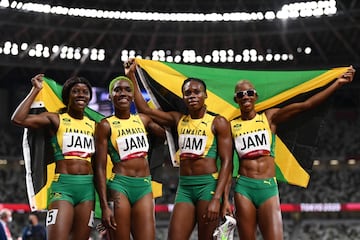 El equipo de Jamaica posa después de ganar la medalla de bronce en la final femenina de relevos 4x400m.