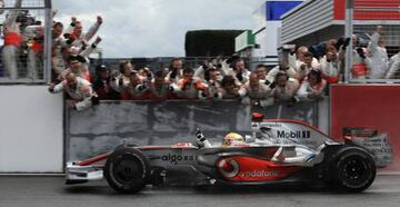 Lewis Hamilton logró su primera victoria en el GP de Gran Bretaña en 2008, con un triunfo de autoridad sobre mojado en Silverstone.