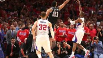 Chris Paul lanza la pelota ante la buena defensa de Tim Duncan para anotar la canasta que ha dado la victoria a los Clippers frente a los Suprs