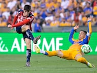 AME2466. SAN NICOLÁS DE LOS GARZA (MÉXICO), 11/04/2026.- Fernando Gorriaran (d) de Tigres disputa el balón con Armando Gonzalez de Guadalajara este sábado, en un partido de la Liga MX entre Tigres y Guadalajara en el Estadio Universitario de la ciudad de San Nicolás de los Garza (México). EFE/ Miguel Sierra