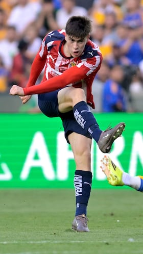 AME2466. SAN NICOLÁS DE LOS GARZA (MÉXICO), 11/04/2026.- Fernando Gorriaran (d) de Tigres disputa el balón con Armando Gonzalez de Guadalajara este sábado, en un partido de la Liga MX entre Tigres y Guadalajara en el Estadio Universitario de la ciudad de San Nicolás de los Garza (México). EFE/ Miguel Sierra