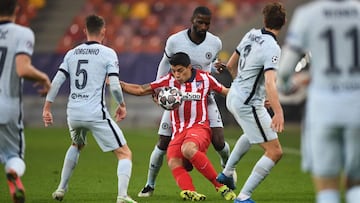 Luis Suárez, rodeado de rivales en el Atlético-Chelsea.