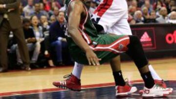 John Wall y Khris Middleton en el partido de esta madrugada.