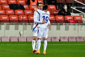 Kike García celebra con Damian Kadzior el 0-1 al Barcelona.