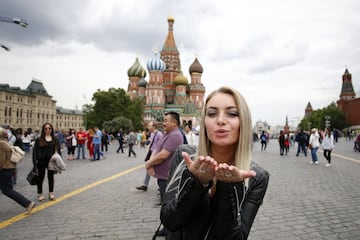 Turistas visitan la Plaza Roja en Moscu, Rusia.