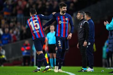 Piqué fue sustituido en el minuto 83 y ovacionado por todo el estadio y sus compañeros.