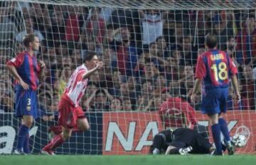 Torres marca al Barcelona en el Camp Nou el 1 de septiembre de 2002.