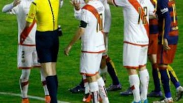 Vicandi Garrido muestra la tarjeta roja a Diego Llorente