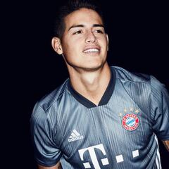 James revela la camiseta del Bayern para la Champions