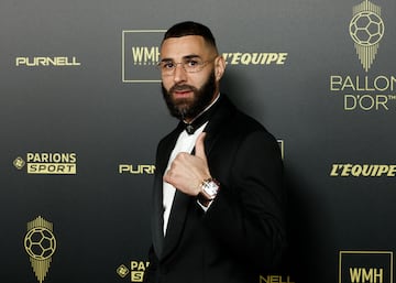 El Francés Karim Benzema, jugador del Real Madrid, posando a su llegada a la ceremonia de entrega del Balón de Oro.