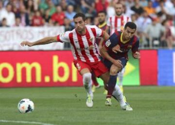 El delantero del FC Barcelona Pedro Rodríguez pelea un balón con el defensa del Almería Angel Trujillo.