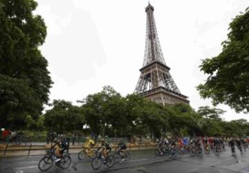 Chris Froome con el pelotón pasando por la Torre Eiffel.