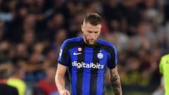 Milan Skriniar, jugador del Inter de Milán, se lamenta durante un partido.