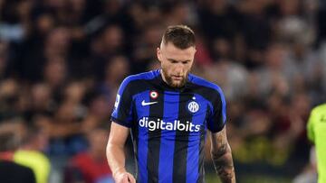 Milan Skriniar, jugador del Inter de Milán, se lamenta durante un partido.