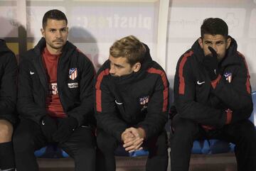 Vitolo, Griezmann y Diego Costa en el banquillo. 