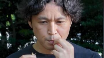 Una japonesa come pipas por primera vez y su reacción es para verla: “Sabe a nueces”