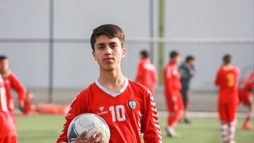 El afgano Zaki Anwari falleció trágicamente el pasado 19 de agosto, cuando intentaba salir de su país, tras la llegada de los talibanes a Kabul. El joven futbolista de 19 años, que era internacional juvenil con la selección de fútbol de Afganistán, se agarró al fuselaje de un avión estadounidense.  