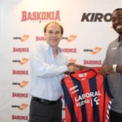 Anosike: "No sólo reboteo, además puedo anotar 15 puntos"