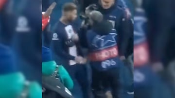 Sergio Ramos pierde los estribos y empuja a un fotógrafo en partido del PSG