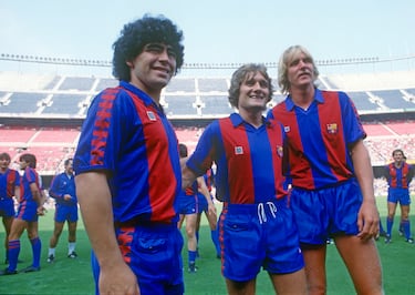 Diego Armando Maradona, Allan Simonsen y Bernd Schuster, en la presentación de la plantilla para la temporada 1982-1983, celebrada en el Camp Nou, Barcelona, ​​España, el 28 de julio de 1982.