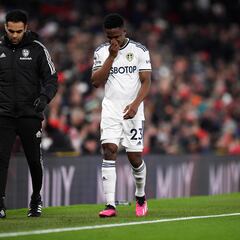 Luis Sinisterra sale lesionado ante Manchester United