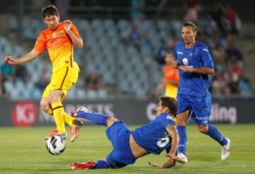 Jornada 4 / GETAFE - BARCELONA. Leo Messi jugador del Barcelona intenta zafarse de un jugador del Getafe.