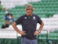 Real Betis' Chilean coach Manuel Pellegrini looks on during the Spanish League football match between Real Betis and SD Huesca at the Benito Villamarin stadium in Seville on May 16, 2021. (Photo by CRISTINA QUICLER / AFP)