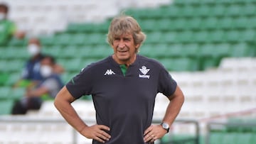 Real Betis' Chilean coach Manuel Pellegrini looks on during the Spanish League football match between Real Betis and SD Huesca at the Benito Villamarin stadium in Seville on May 16, 2021. (Photo by CRISTINA QUICLER / AFP)