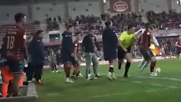 El Numancia, indignado, pide alineación indebida del Pontevedra: un jugador invadió el campo