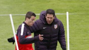 Simeone, con Manquillo en un entrenamiento
