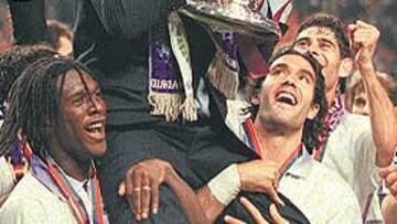 <b>TIEMPOS DE GLORIA. </b>Sanz, con la Copa de Europa lograda en 1998.