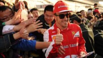 Fernando Alonso firma aut&oacute;grafos en el Gran Premio de China de F1 en el Circuito Internacional de Shanghai 11 de abril 2013
