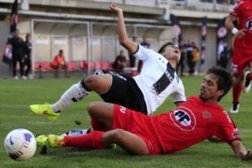 Claudio Baeza y Luis Pavez luchan por la pelota en Chillán.