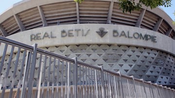 Imagen del exterior del estadio Benito Villamar&iacute;n, donde un aficionado del Betis fue agredido presuntamente por seguidores radicales del Sevilla.