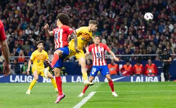 Robert Lewnadowski, desde el lateral derecho y tras recibir de Jules Koundé, saca un gran centro para que el centrocampista onubense, llegando desde atrás, remate de cabeza y supere a Jan Oblak.