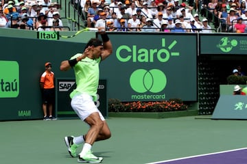 Una nueva final entre dos de las raquetas más fascinantes de todos los tiempos. Hoy ganó Federer bajo un sol de justicia en Miami. Nadal tuvo sus oportunidades de romper el servicio del suizo pero no lo consiguió. A pesar de eso, dejó una muy buena impresión. Veremos lo que pasa cuando llegue el momento de jugar en tierra batida. Aquí el resumen del partido en fotos.