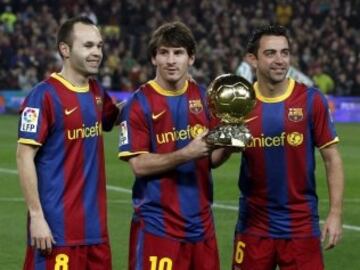  Xavi, Iniesta y Messi coparon el podio para el Balón de Oro en 2010. Premio que al fnal alzaría el argentino.