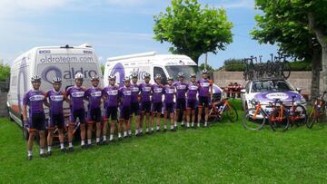 Los ciclistas del equipo Aldro Team posan durante una concentración.