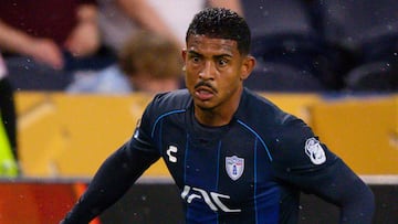 John Kennedy, jugador del Pachuca, en el partido contra el Salzburgo.