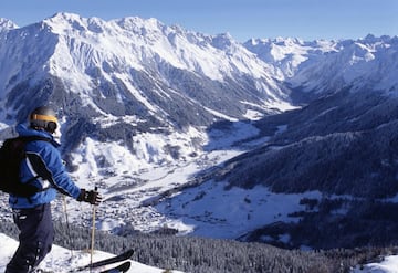 Esta estación en los Alpes es la mezcla perfecta entre un paisaje rural y los hoteles más lujosos. Cuenta con 320 km de pistas excelentes, con buenos fuera de pistas que harán las delicias de los amantes del esquí.