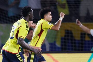 AMDEP3206. BARRANQUILLA (COLOMBIA), 16/11/2023.- Luis Díaz de Colombia celebra un gol hoy, en un partido de las Eliminatorias Sudamericanas para la Copa Mundial de Fútbol 2026 entre Colombia y Brasil en el estadio Metropolitano en Barranquilla (Colombia). EFE/ Mauricio Dueñas Castañeda